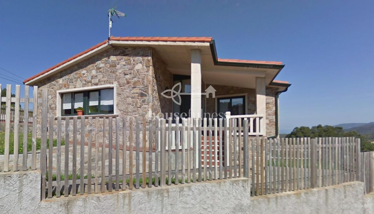 Vista exterior de Casa o xalet en venda en Valdoviño amb Calefacció, Jardí privat i Terrassa