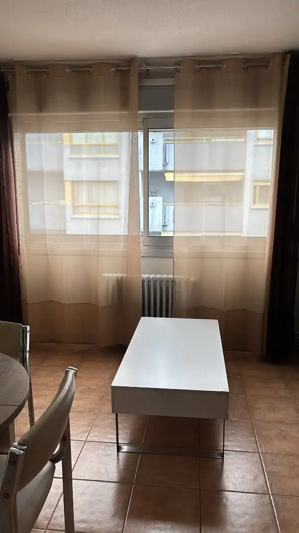 Dormitori de Apartament de lloguer en Vigo  amb Calefacció, Parquet i Moblat