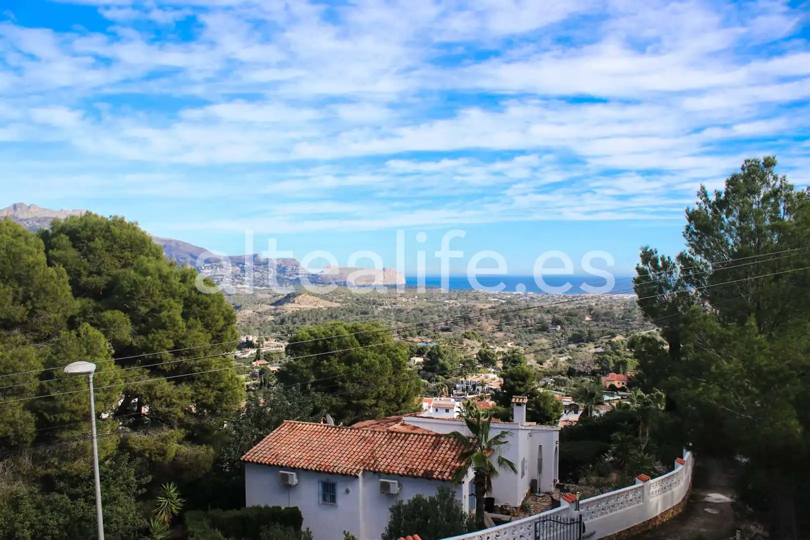 Vista exterior de Casa o xalet en venda en La Nucia amb Aire condicionat, Jardí privat i Terrassa