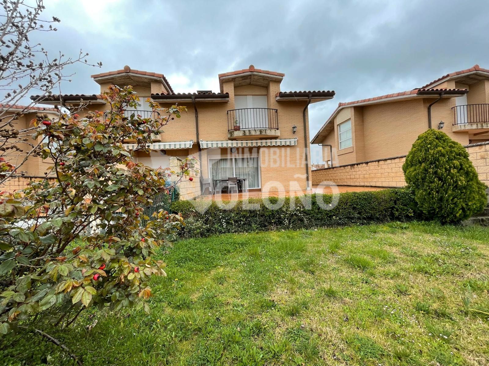 Exterior view of House or chalet for sale in Castañares de Rioja  with Heating, Private garden and Parquet flooring