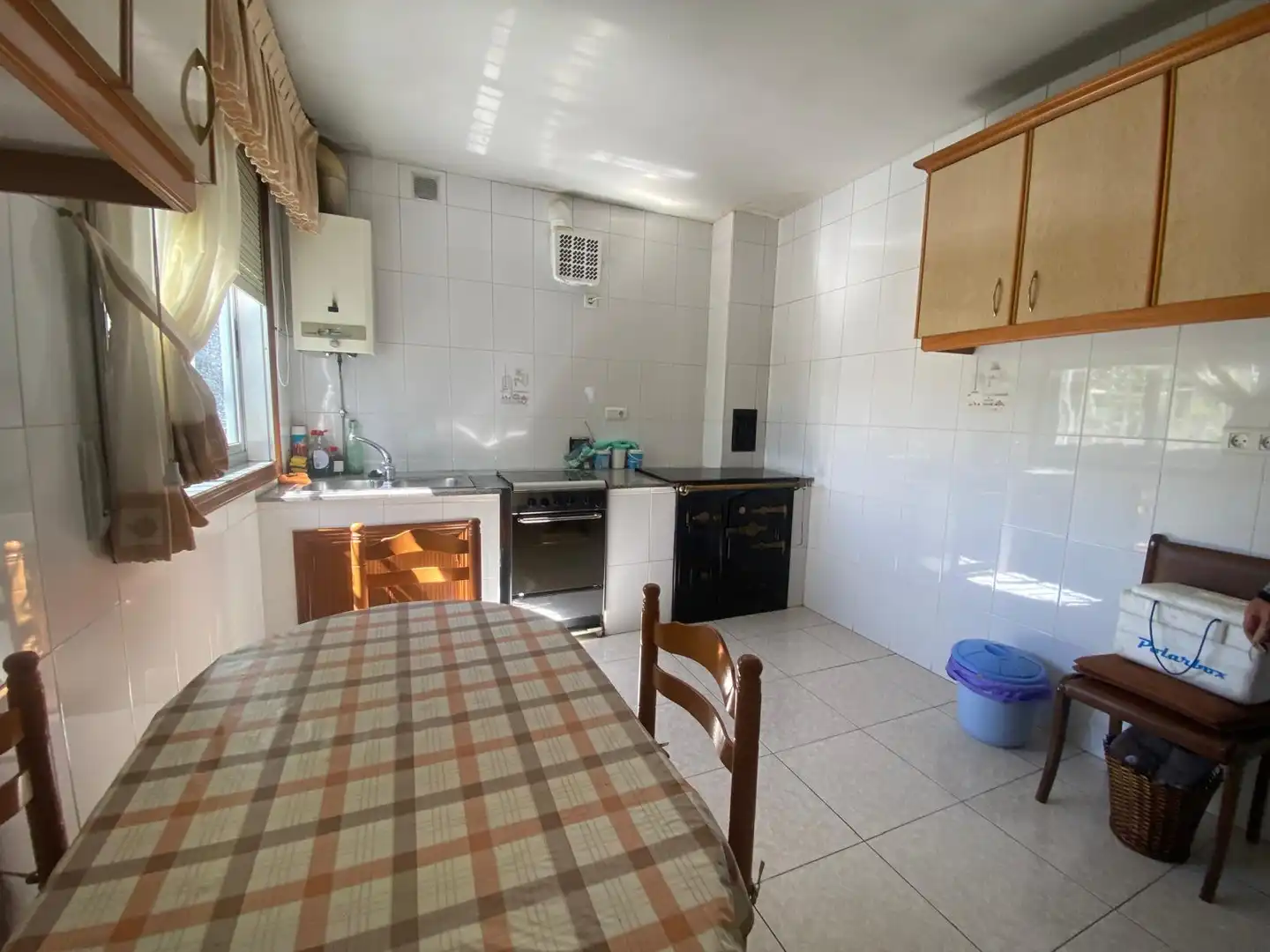 Cuina de Casa o xalet en venda en O Carballiño   amb Jardí privat, Parquet i Moblat
