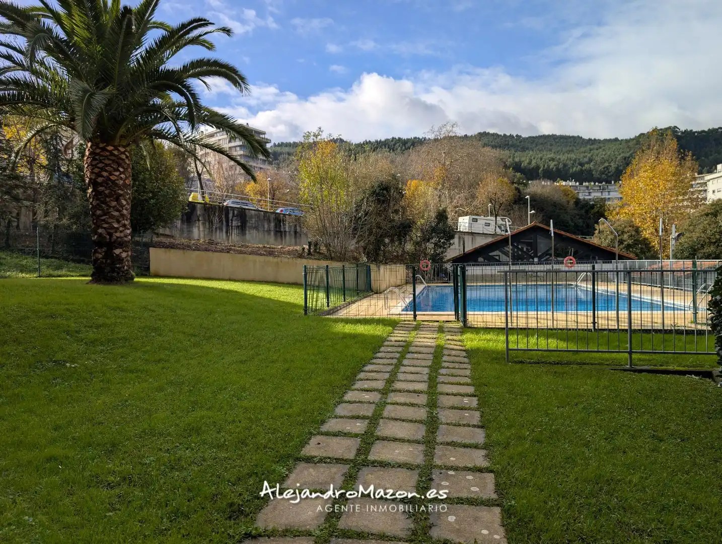 Piscina de Piso en venta en Castro-Urdiales con Calefacción, Parquet y Terraza