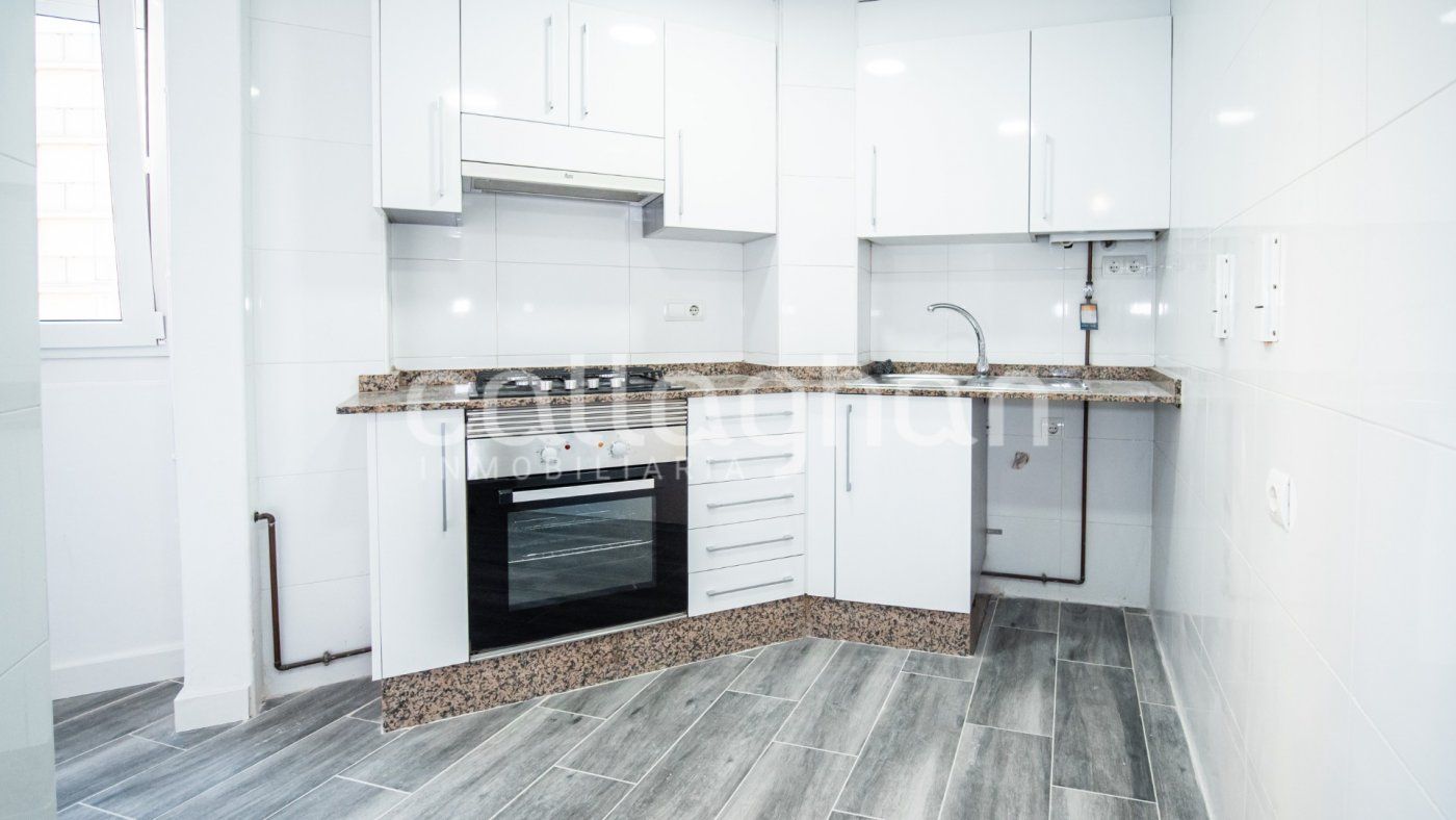 Kitchen of Flat for sale in  Valencia Capital
