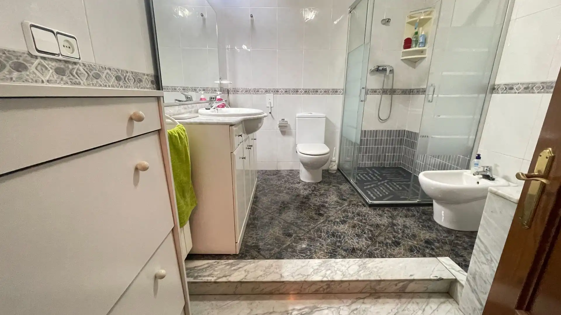 Bany de Pis en venda en Terrassa amb Aire condicionat, Calefacció i Terrassa