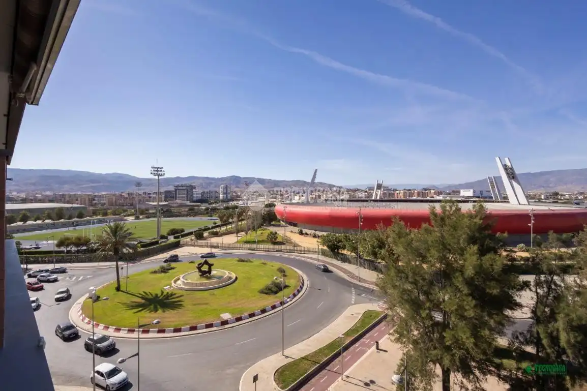 Vista exterior de Piso en venta en Almería con Terraza, Trastero y Piscina comunitaria