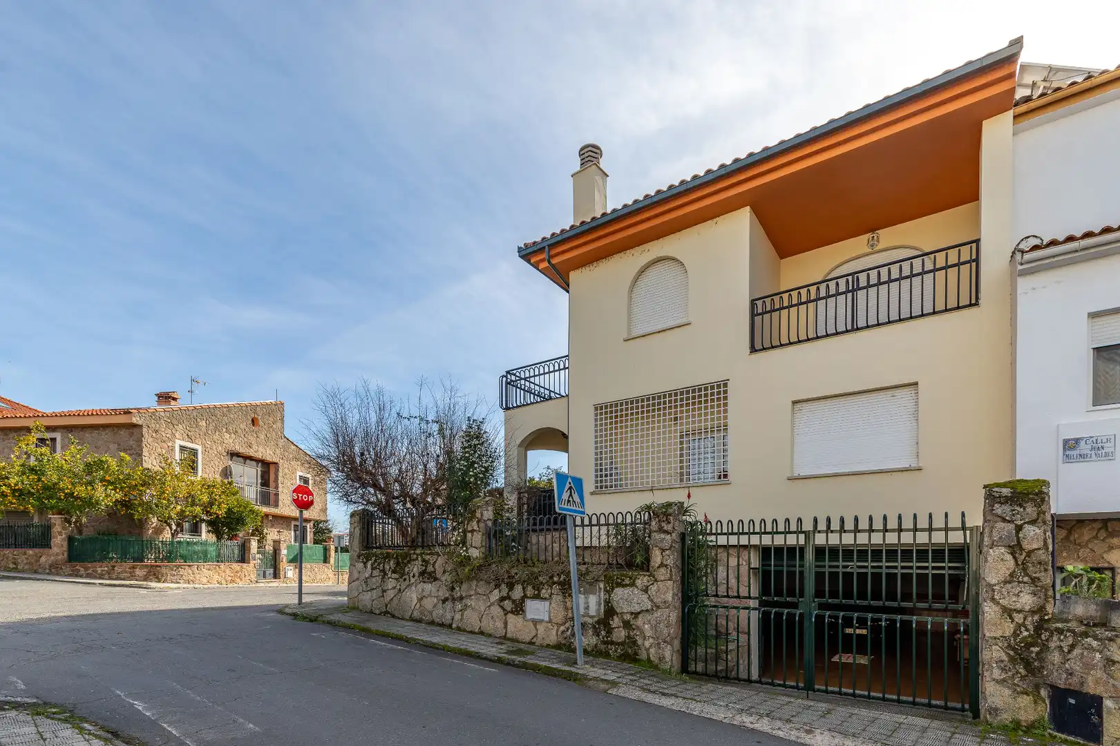 Außenansicht von Einfamilien-Reihenhaus zum Verkauf in Plasencia mit Klimaanlage, Heizung und Privatgarten