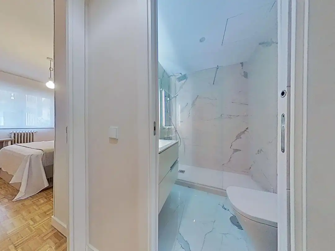 Bathroom of Flat for rent in Madrid  with Air Conditioner and Terrace