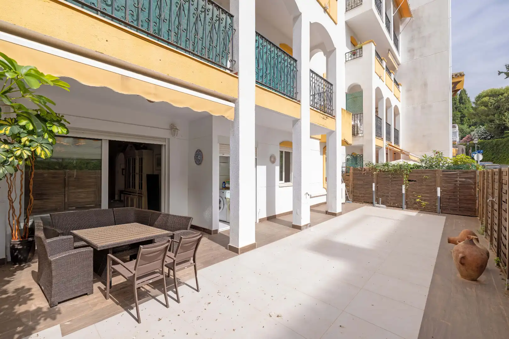 Terrasse von Erdgeschoss zum Verkauf in Marbella mit Klimaanlage, Heizung und Terrasse