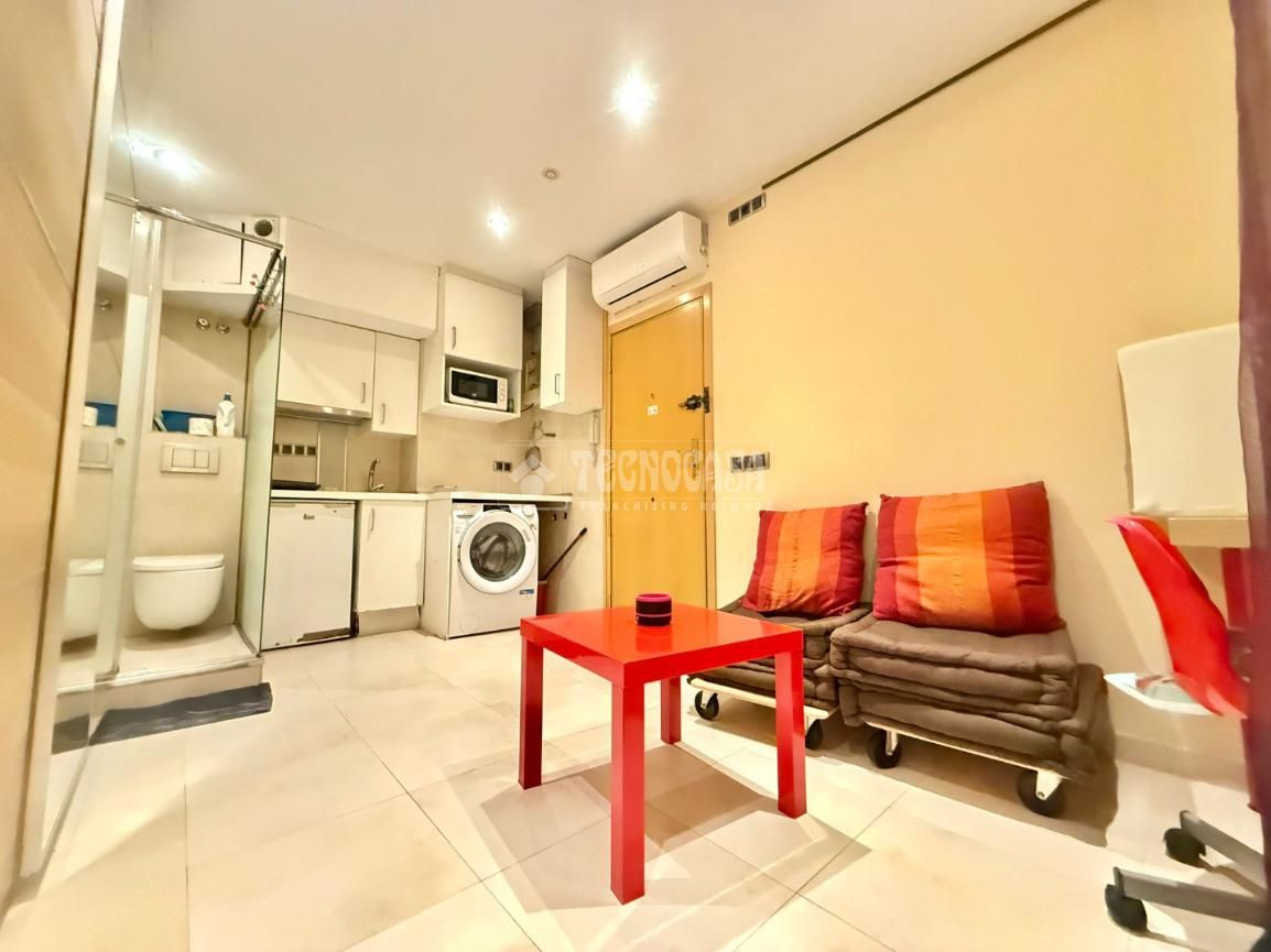Sala d'estar de Estudi en venda en  Barcelona Capital amb Aire condicionat i Moblat