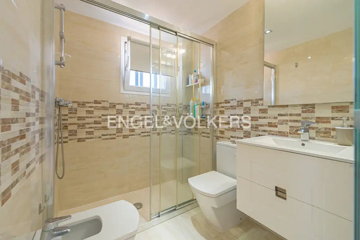 Bathroom of Apartments for sale in Benidorm  with Air Conditioner and Community pool