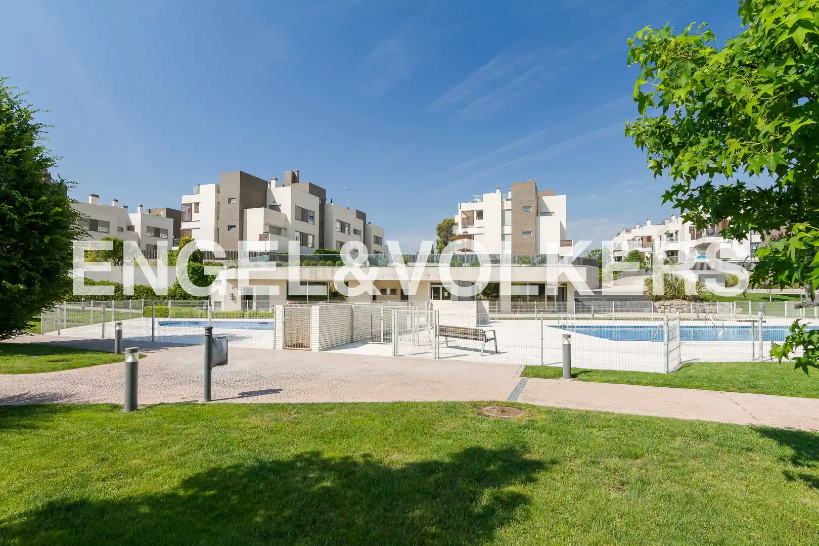Vista exterior de Ático de alquiler en Pozuelo de Alarcón con Calefacción, Jardín privado y Terraza