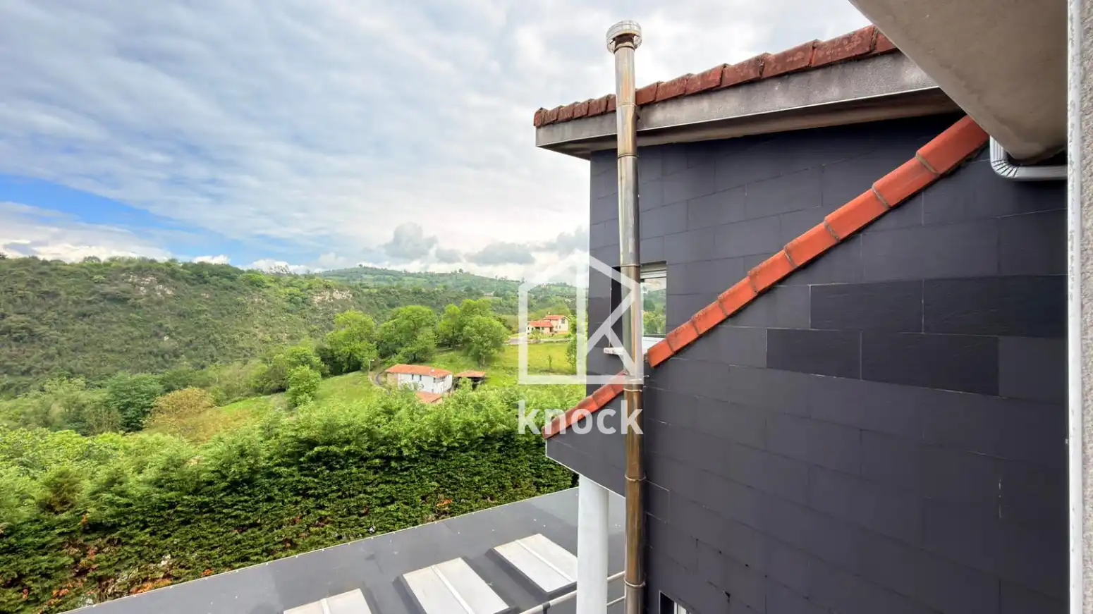 Vista exterior de Casa o xalet en venda en Oviedo  amb Calefacció, Parquet i Terrassa