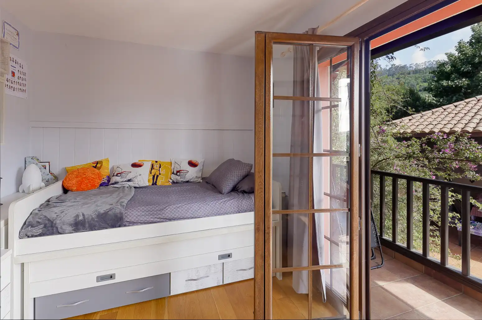 Dormitori de Casa o xalet en venda en Gijón  amb Calefacció, Jardí privat i Parquet