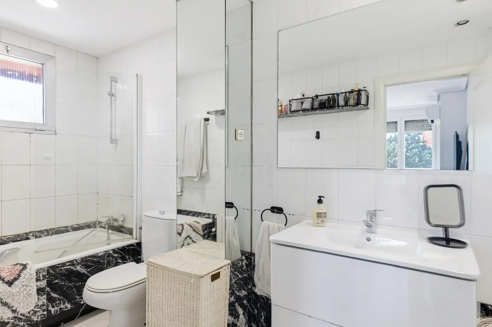Baño de Piso en venta en Madrid con Aire acondicionado, Calefacción y Jardín privado