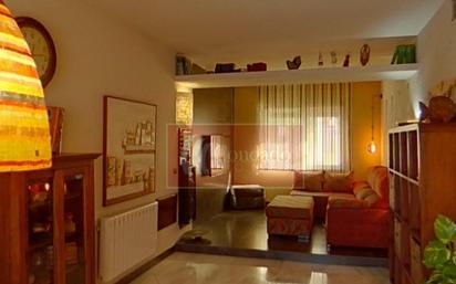 Sala d'estar de Casa adosada en venda en  Córdoba Capital amb Aire condicionat i Terrassa