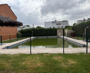 Piscina de Casa adosada en venda en Navalcarnero
