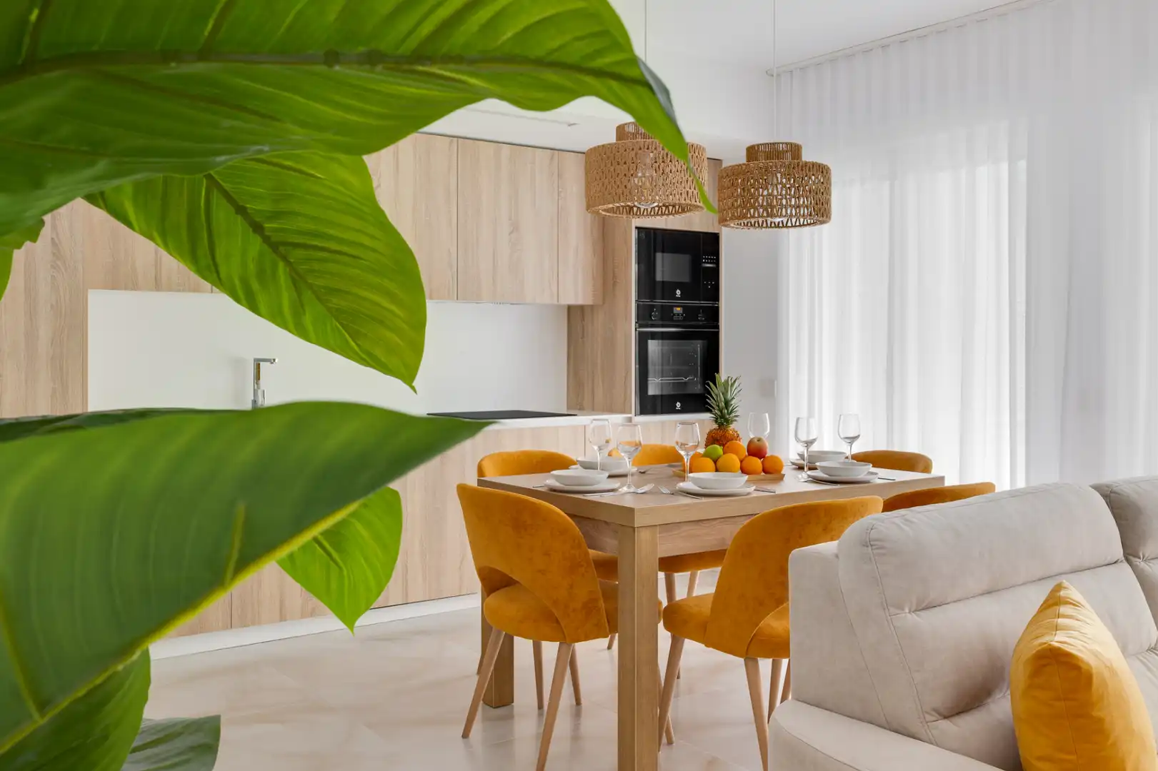Comedor de Apartamento de alquiler en Torrevieja con Aire acondicionado, Jardín privado y Amueblado