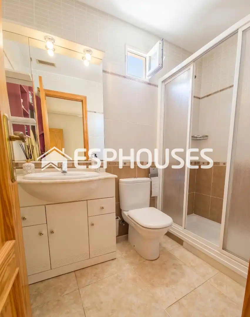 Baño de Apartamento en venta en Guardamar del Segura con Aire acondicionado, Amueblado y Balcón