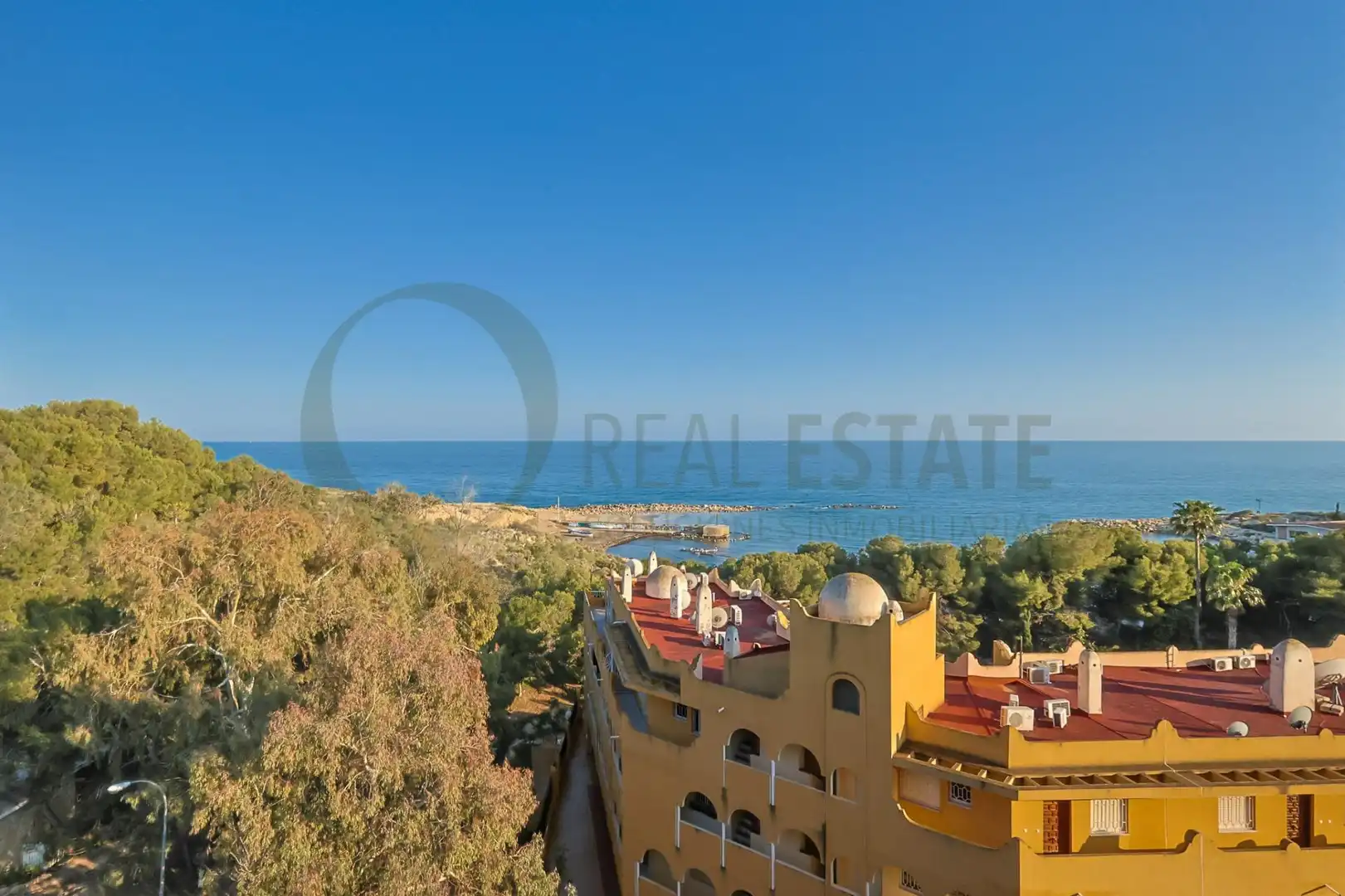 Vista exterior de Àtic en venda en El Campello amb Aire condicionat, Terrassa i Balcó