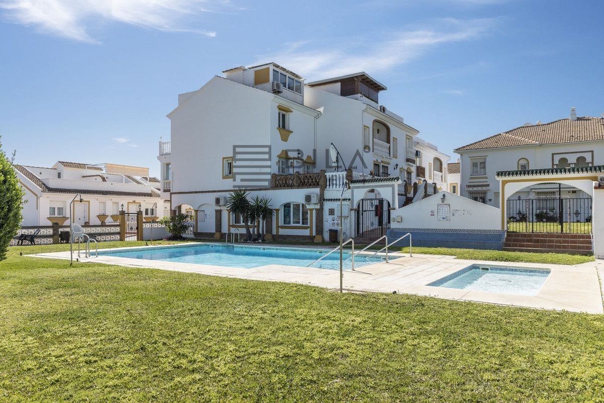 Vista exterior de Casa o xalet en venda en Benalmádena amb Aire condicionat, Terrassa i Piscina