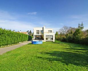 Jardí de Casa o xalet en venda en Gijón  amb Terrassa, Piscina i Balcó