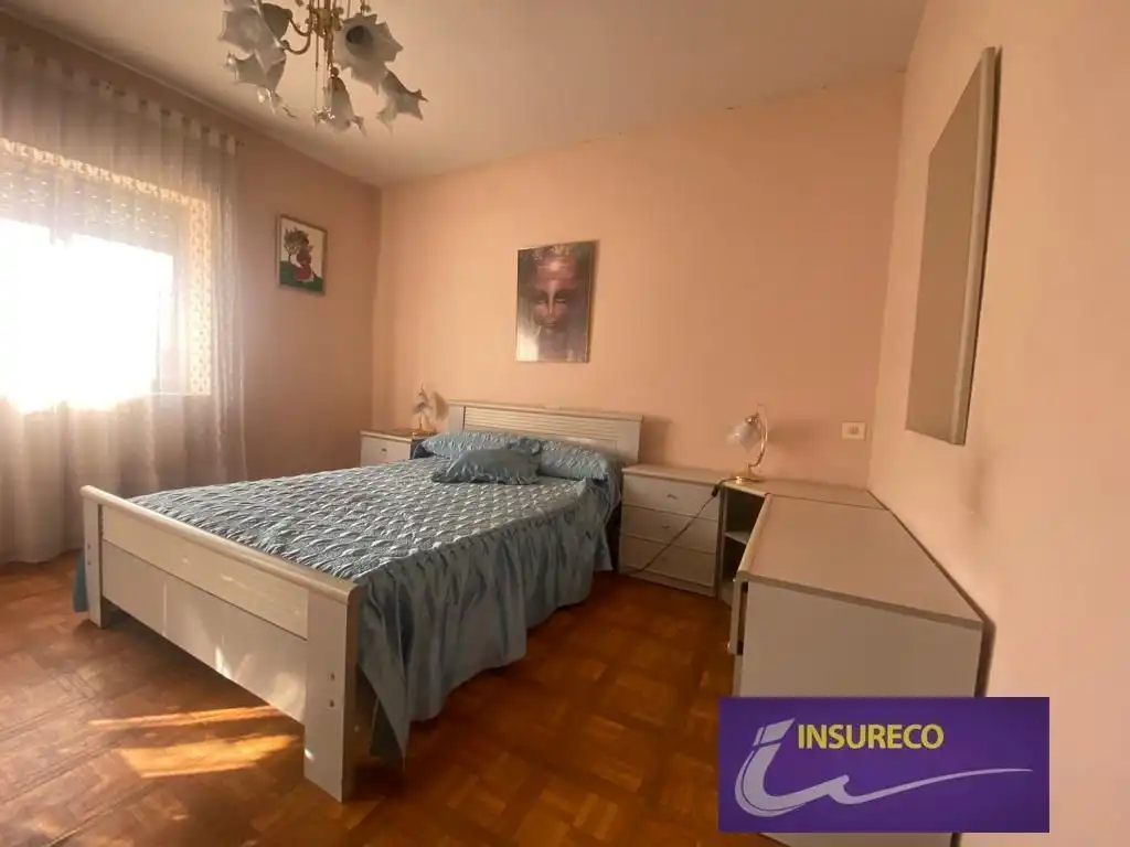 Dormitori de Casa o xalet en venda en Bustillo del Páramo amb Calefacció, Jardí privat i Moblat