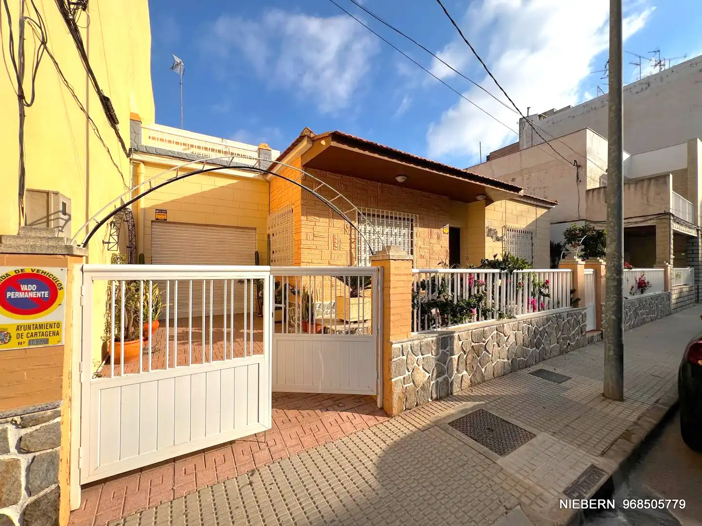 Vista exterior de Casa o xalet en venda en Cartagena amb Jardí privat, Terrassa i Traster