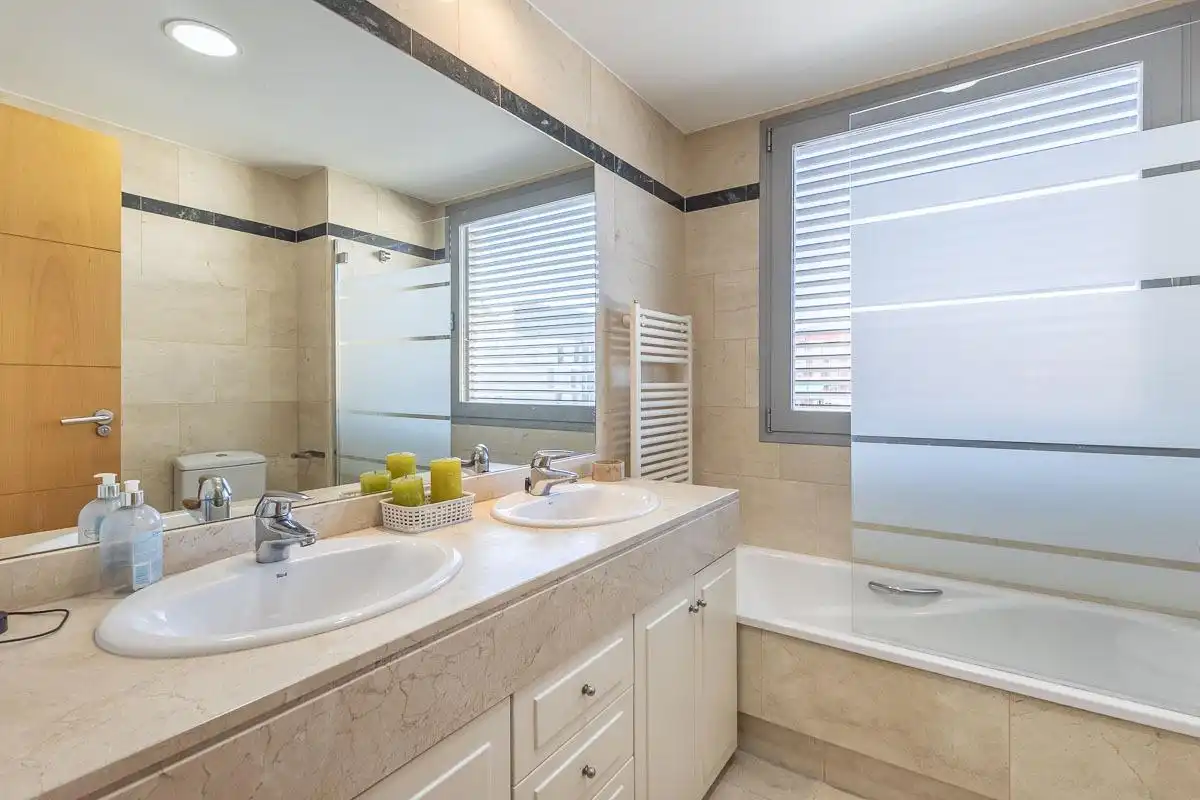 Bathroom of Flat for sale in Granada  with Air Conditioner, Heating and Furnished