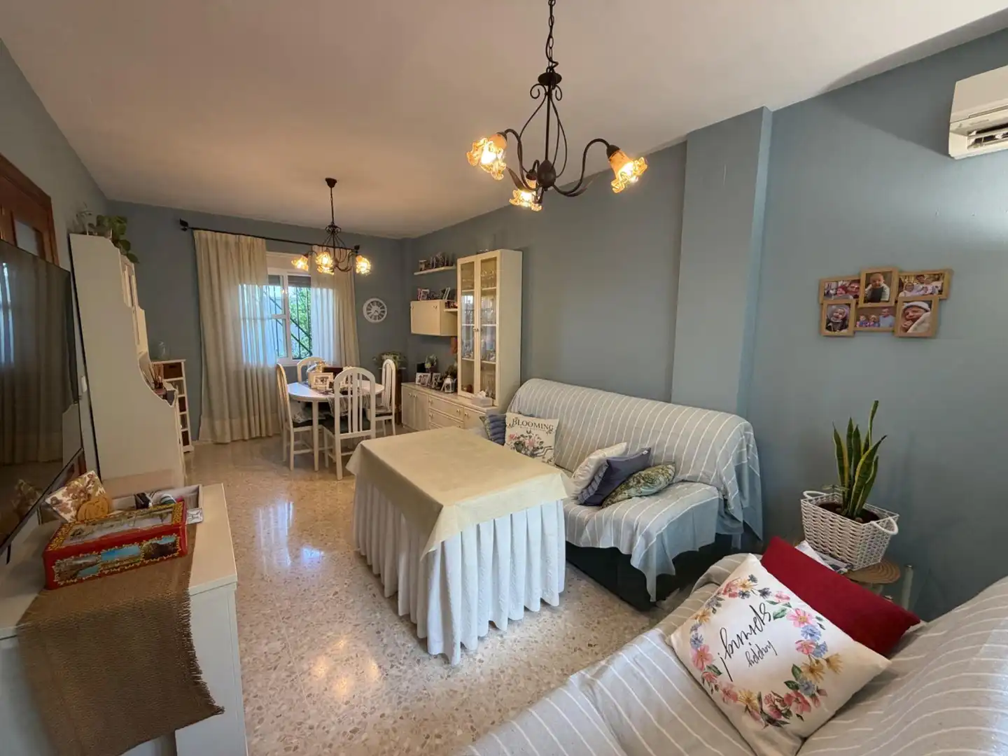 Sala d'estar de Casa adosada en venda en Bollullos de la Mitación