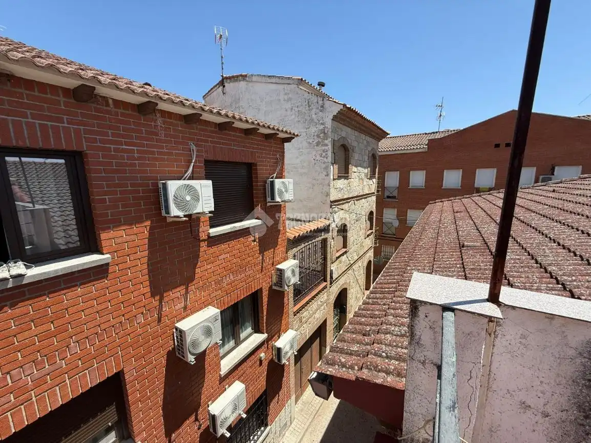 Vista exterior de Casa adosada en venda en Almorox amb Calefacció i Moblat