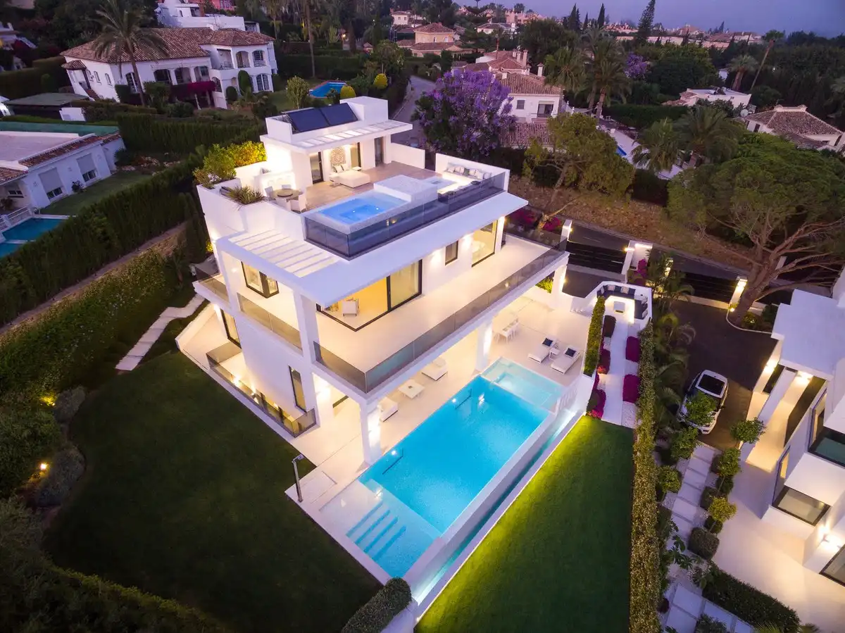 Vista exterior de Casa o xalet en venda en Marbella amb Jardí privat, Terrassa i Piscina