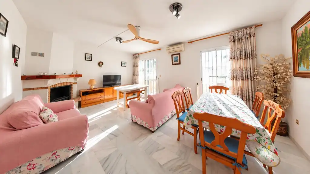 Sala de estar de Casa adosada en venta en Vélez-Málaga con Amueblado