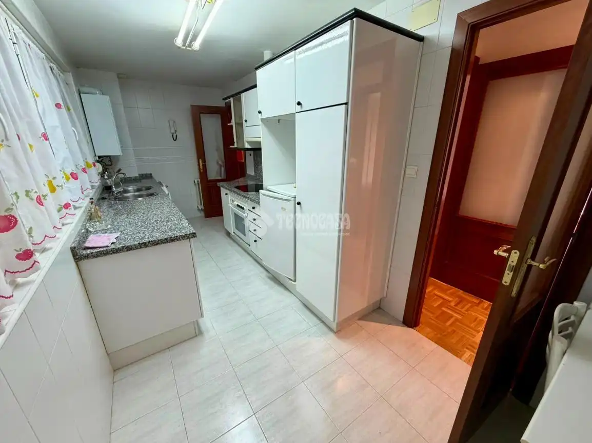 Cocina de Piso en venta en León Capital  con Calefacción, Parquet y Trastero