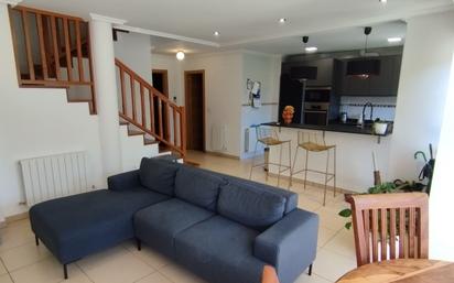 Sala d'estar de Casa adosada en venda en Fruiz amb Terrassa i Balcó