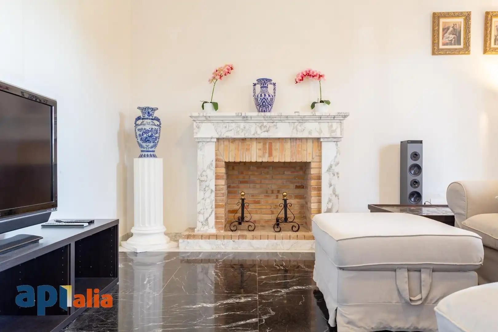 Sala d'estar de Casa adosada en venda en Barcelona amb Jardí privat, Terrassa i Traster