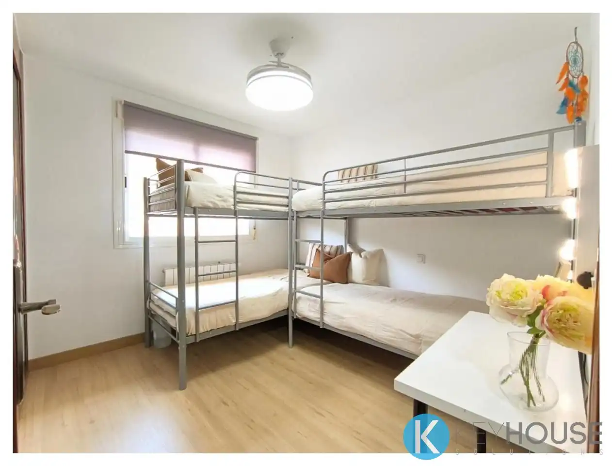 Habitación de Casa adosada en venta en Villalbilla con Aire acondicionado, Calefacción y Jardín privado