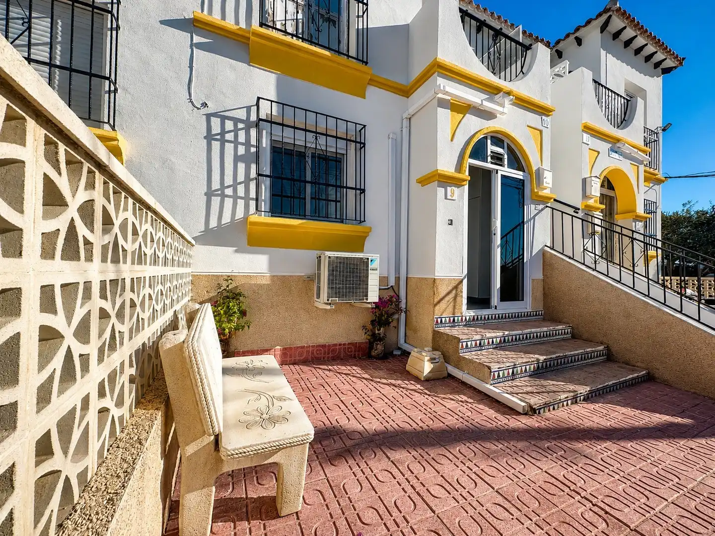 Außenansicht von Haus oder Chalet zum Verkauf in San Miguel de Salinas mit Klimaanlage, Heizung und Terrasse