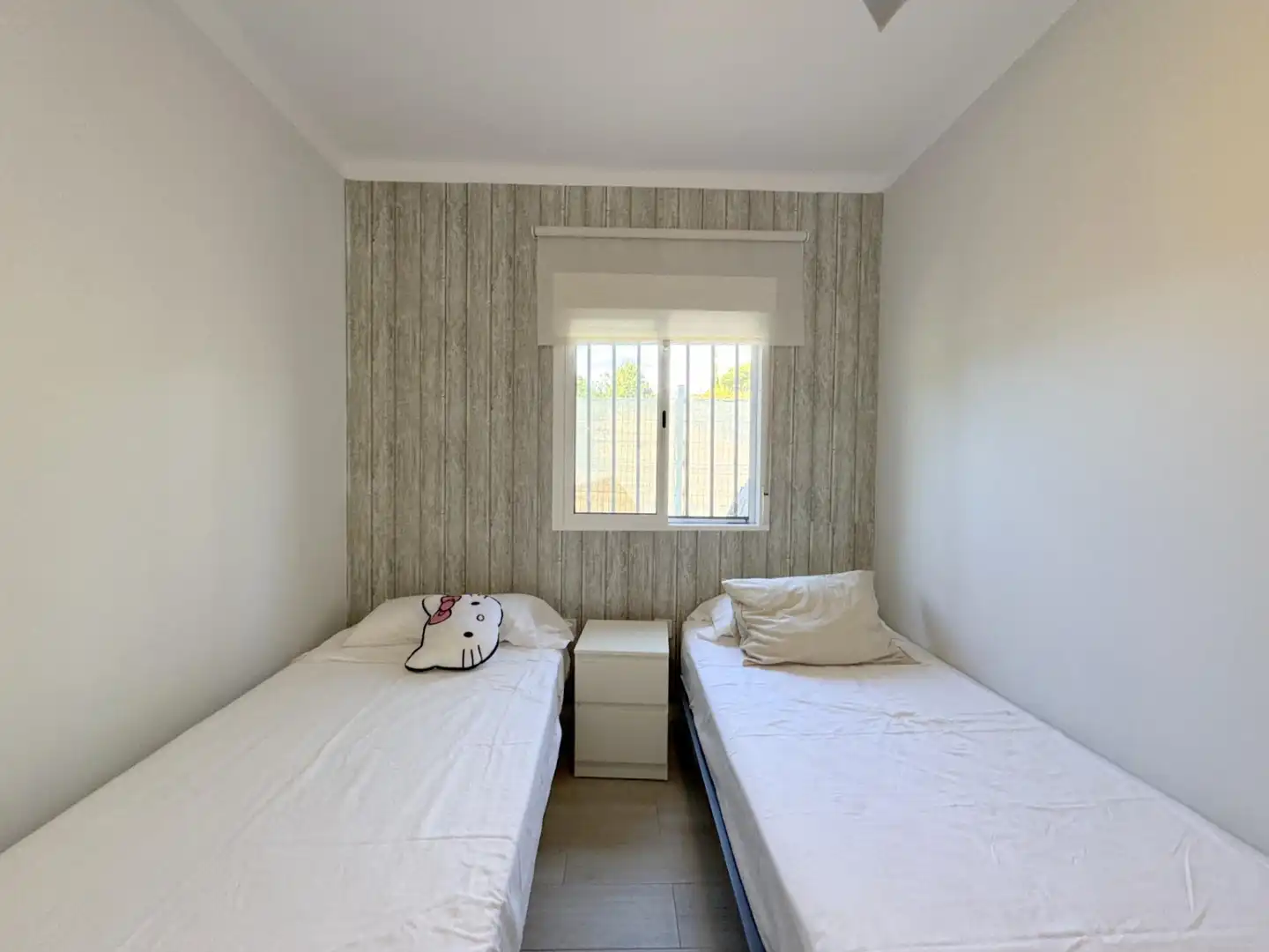 Dormitori de Casa adosada en venda en Sanchidrián amb Parquet, Moblat i Piscina comunitària