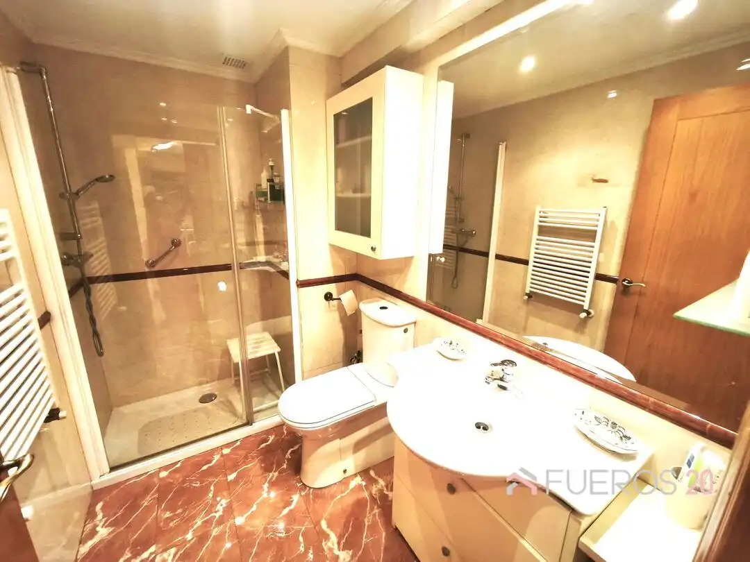 Baño de Piso en venta en Barakaldo  con Calefacción y Amueblado
