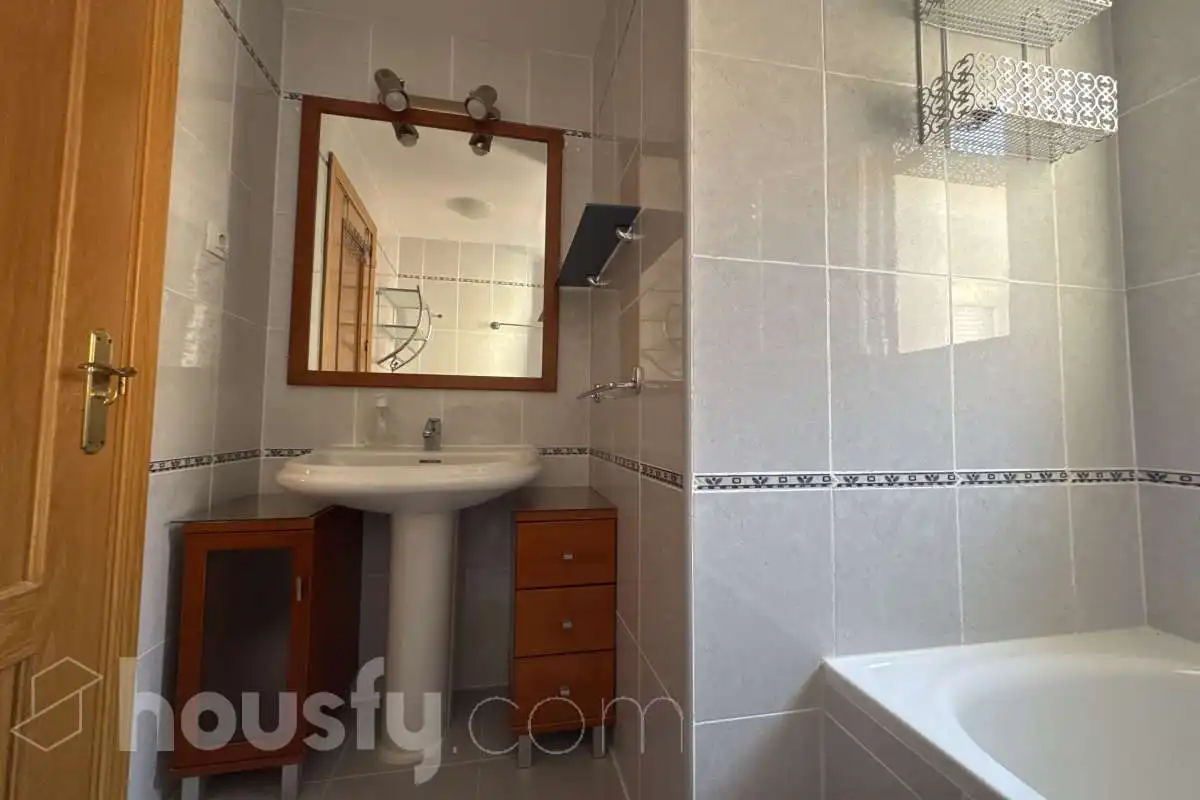 Badezimmer von Wohnung zur Miete in Getafe mit Klimaanlage, Heizung und Möbliert
