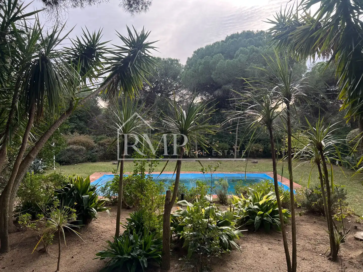 House with pool for sale in Camí de Can Cabot de munt 2