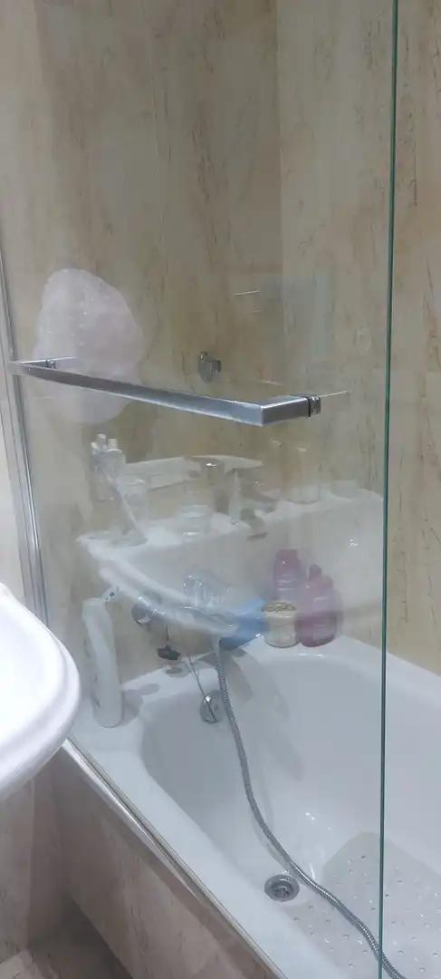 Badezimmer von Wohnung zur Miete in Manilva mit Klimaanlage, Heizung und Privatgarten