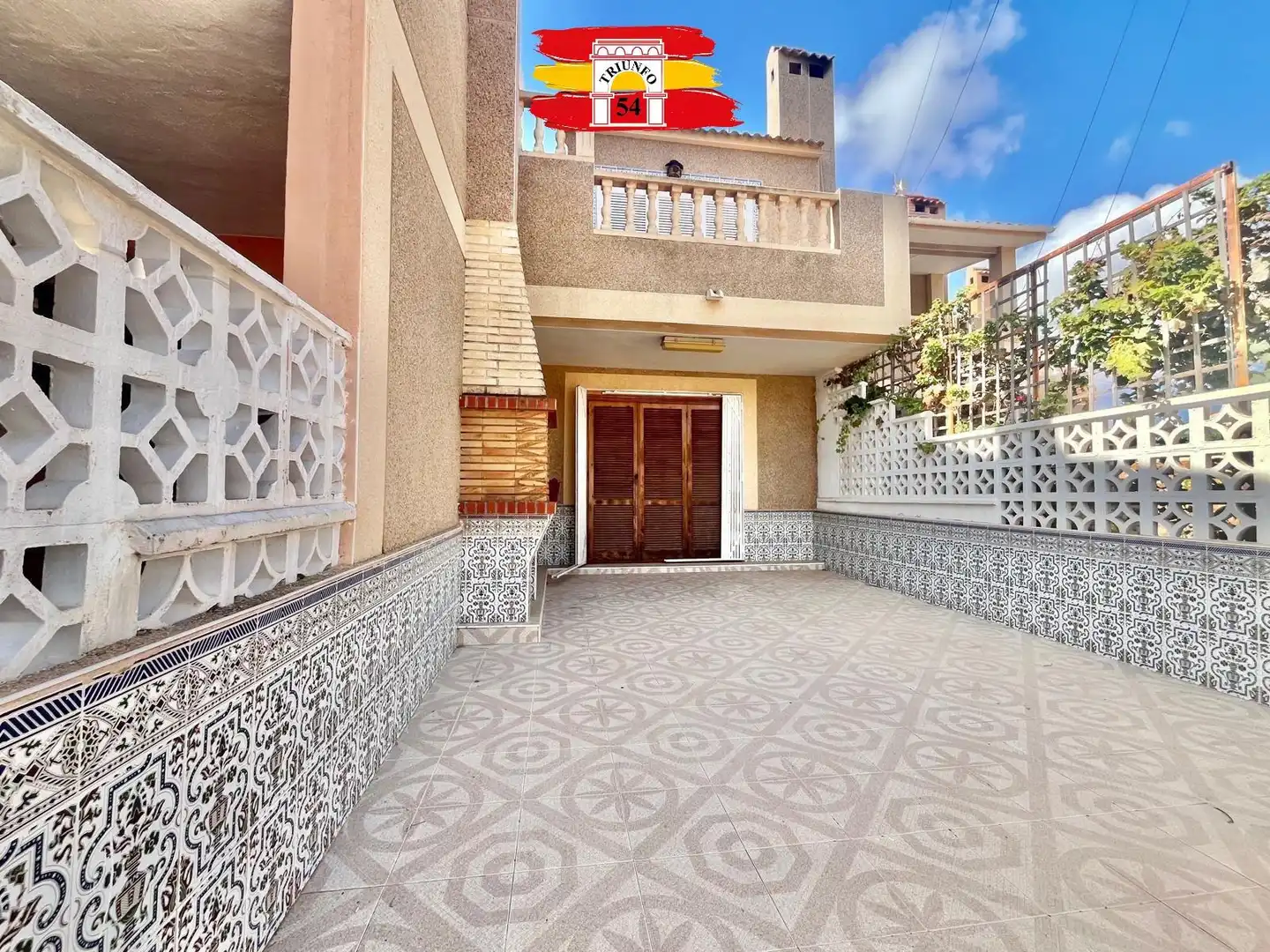 Vista exterior de Casa o chalet en venta en Torrevieja con Terraza, Amueblado y Balcón
