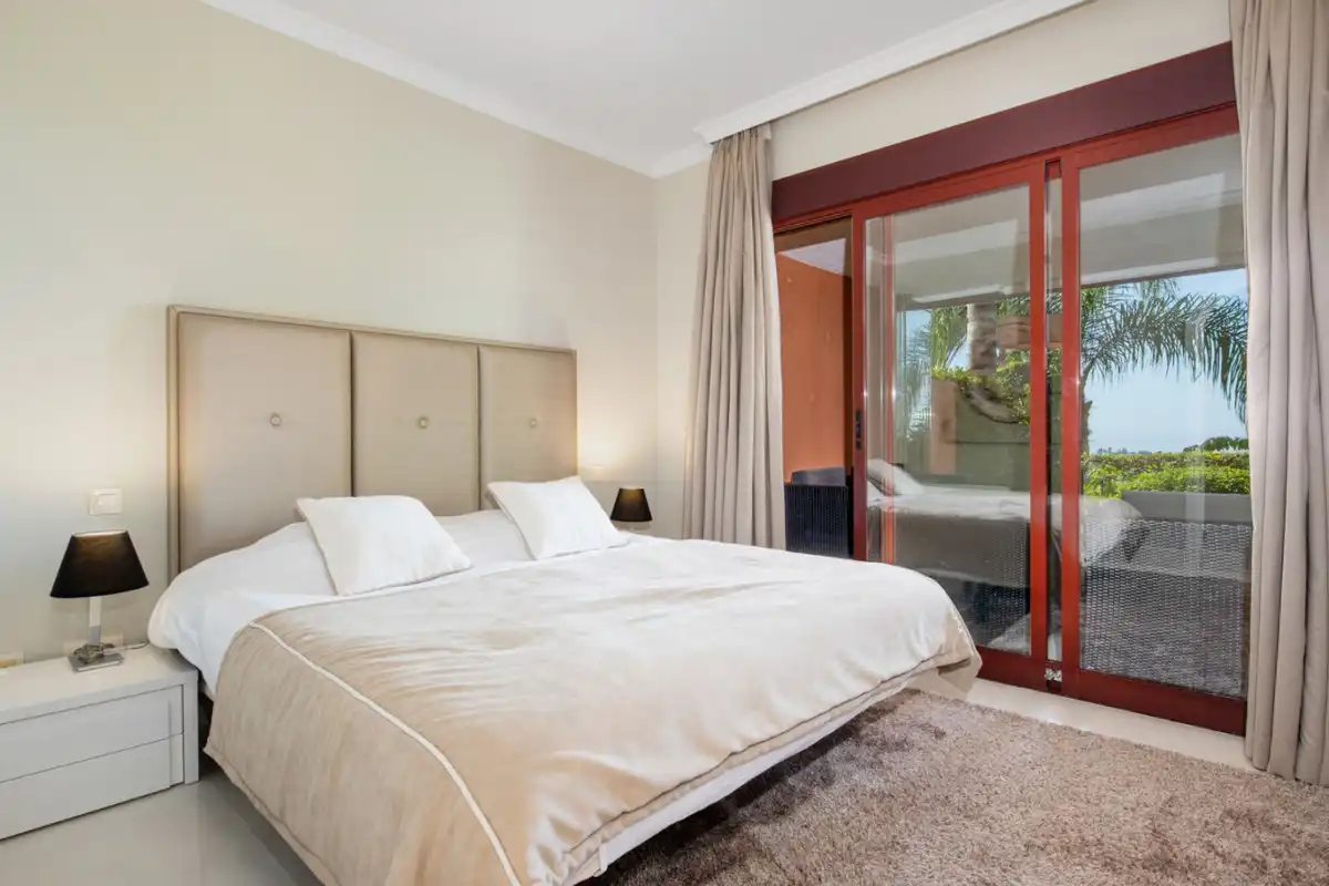 Dormitori de Apartament de lloguer amb opció a compra en Benahavís amb Aire condicionat, Jardí privat i Moblat
