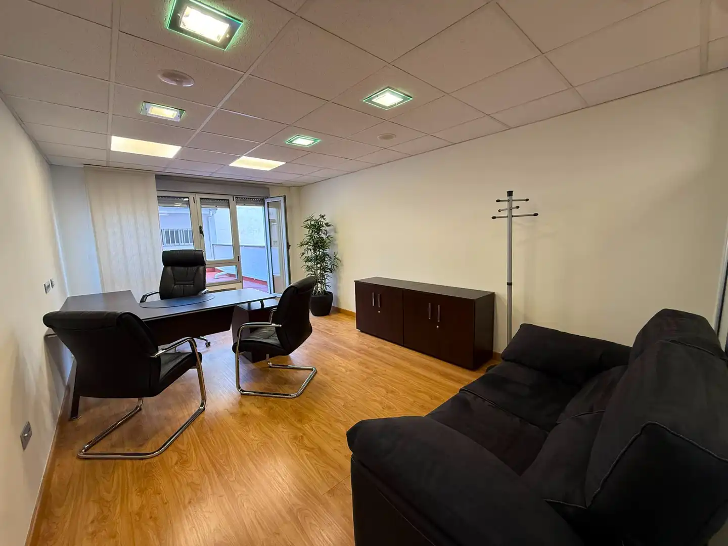 Oficina de alquiler en Oviedo  con Calefacción, Terraza y Amueblado
