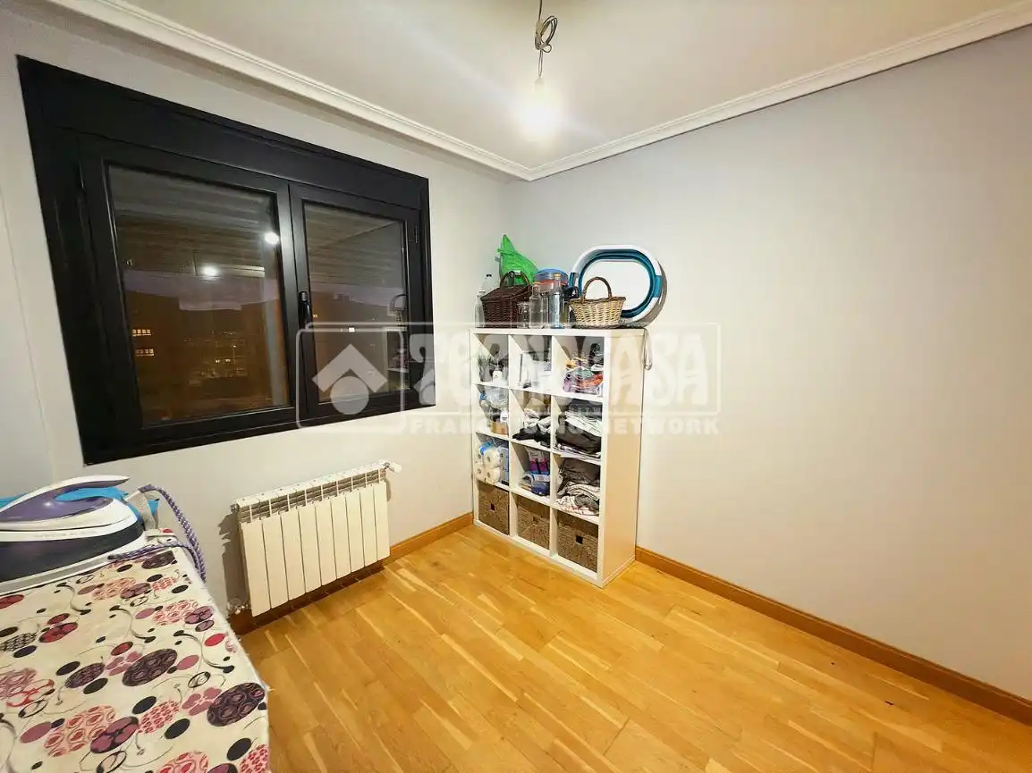 Schlafzimmer von Wohnung zum Verkauf in Cuenca mit Klimaanlage und Parkett
