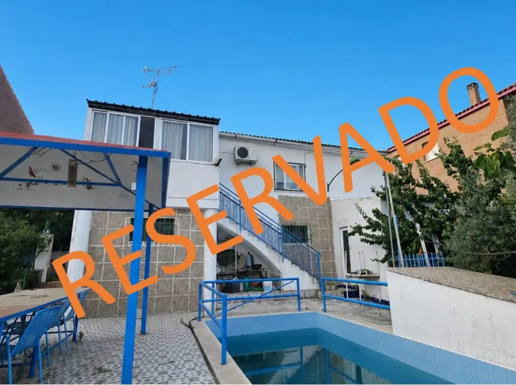 Schwimmbecken von Haus oder Chalet zum Verkauf in Casarrubios del Monte mit Klimaanlage, Heizung und Privatgarten