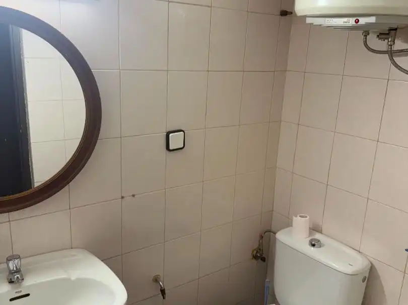 Badezimmer von Geschaftsraum zur Miete in Levante