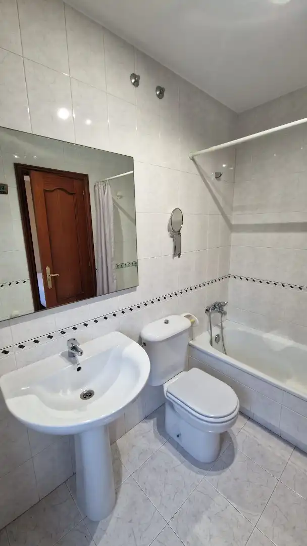 Bathroom of Duplexes for rent in Santiago de Compostela   with Heating, Parquet flooring and Oven