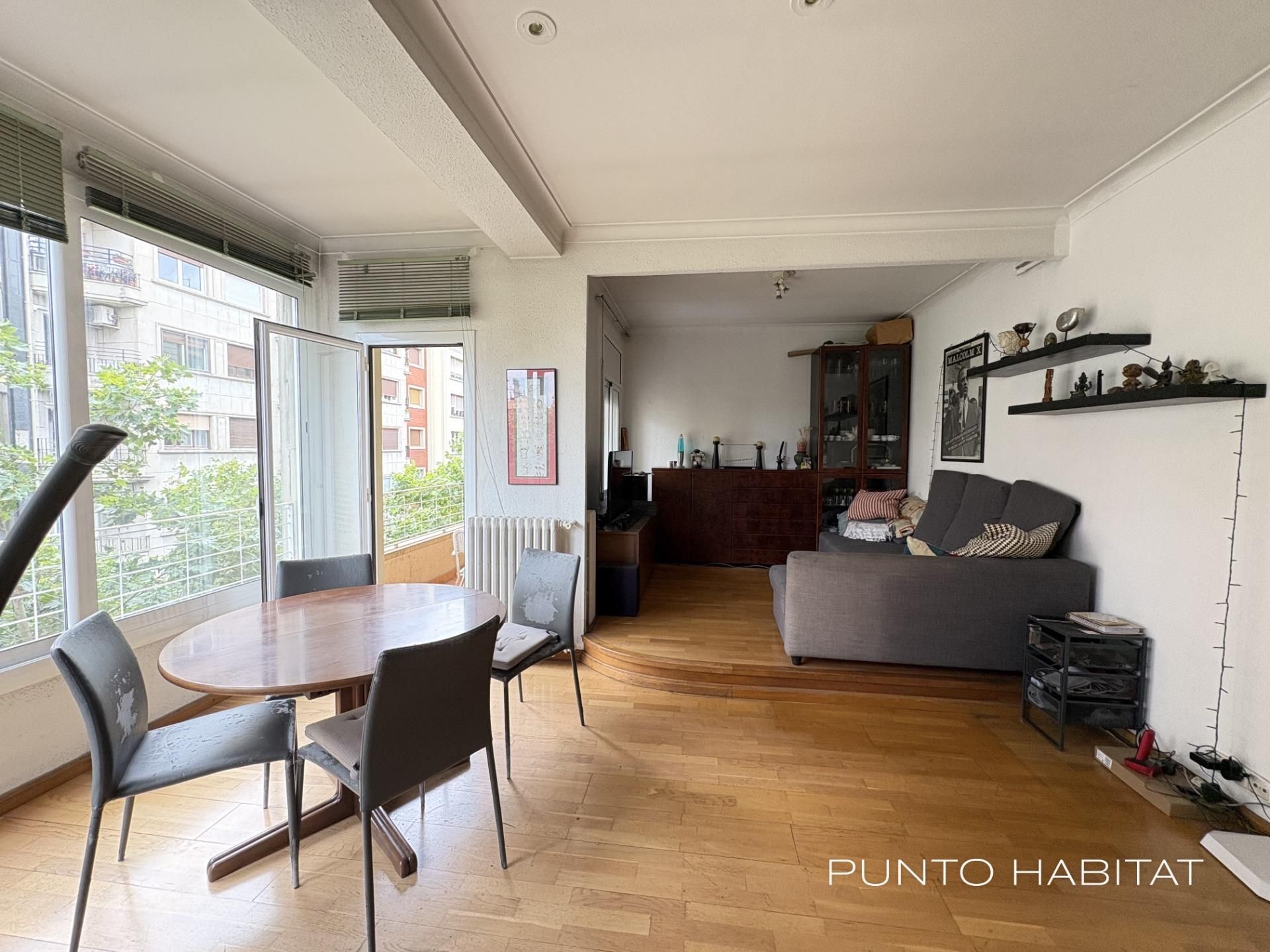Living room of Flat for sale in  Barcelona Capital  with Heating, Parquet flooring and Balcony